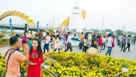 Đầu xuân các điểm vui chơi tại Đà Nẵng thu hút đông du khách.