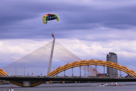 Du lịch Đà Nẵng nhộn nhịp với dù kéo - Lướt Ván bên sông Hàn