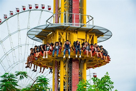 Du lịch Đà Nẵng trải nghiệm tháp rơi tự do tại Asia Park
