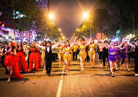 Sôi động cùng vũ hội đường phố tại Đà Nẵng