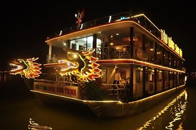 Đà Nẵng tàu du lịch chở khách xem pháo hoa trên sông Hàn Đà Nẵng tàu du lịch chở khách xem pháo hoa trên sông Hàn
