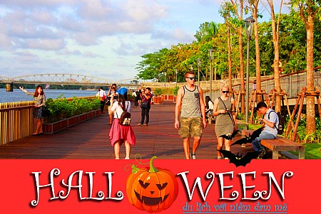Vui ngày Halloween trên con đường gỗ lim bạc tỷ ở Huế
