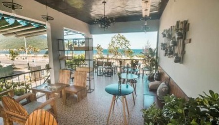 Điều gì đã khiến cho quán cà phê De L`amour trở thành một địa điểm hấp dẫn ở ven biển Đà Nẵng, 2018