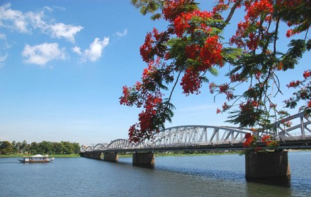 Dòng sông Hương thơ mộng Xứ Huế