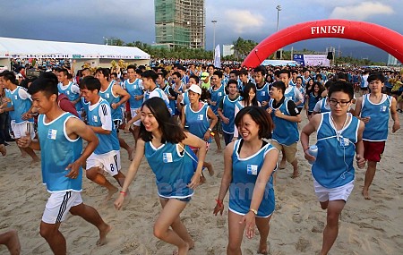 Giải chạy bộ bằng chân trần trên biển Đà Nẵng