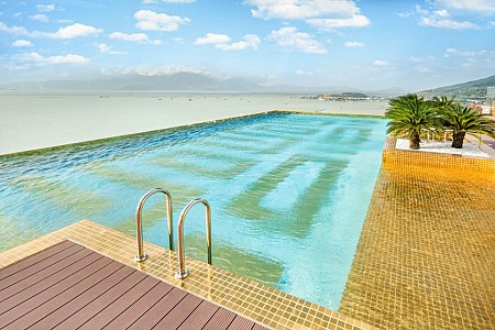 Khách Sạn Dát Vàng 5 sao Golden Bay Đà Nẵng