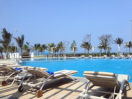 Khách sạn Holiday Beach