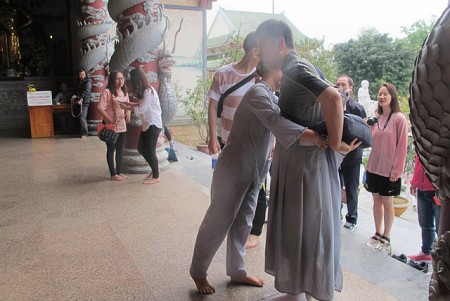 Nhà chùa cho du khách mượn váy quây chỉ có tại Đà Nẵng