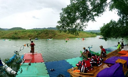 Nhảy chim nước độc đáo trên sông Chày - Động Phong Nha