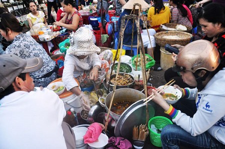 Thế giới quà vặt hấp dẫn tại chợ Cồn Đà Nẵng