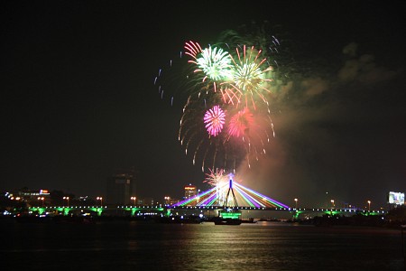 VDN42. Chương trình Pháo Hoa Đà Nẵng- Hội An 4 Ngày 3 Đêm. Bao Gồm Vé Máy Bay Khứ Hồi. Ghép Đoàn 28+29.04