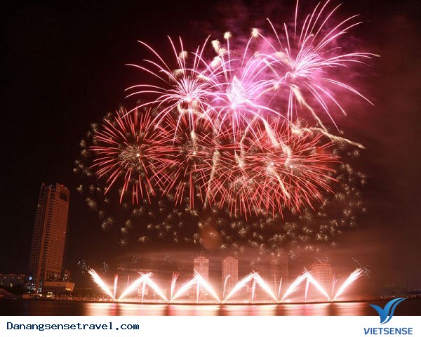 Đà Nẵng sốt vé pháo hoa khách sạn cháy phòng - Ảnh 2 Đà Nẵng sốt vé pháo hoa khách sạn cháy phòng - Ảnh 2