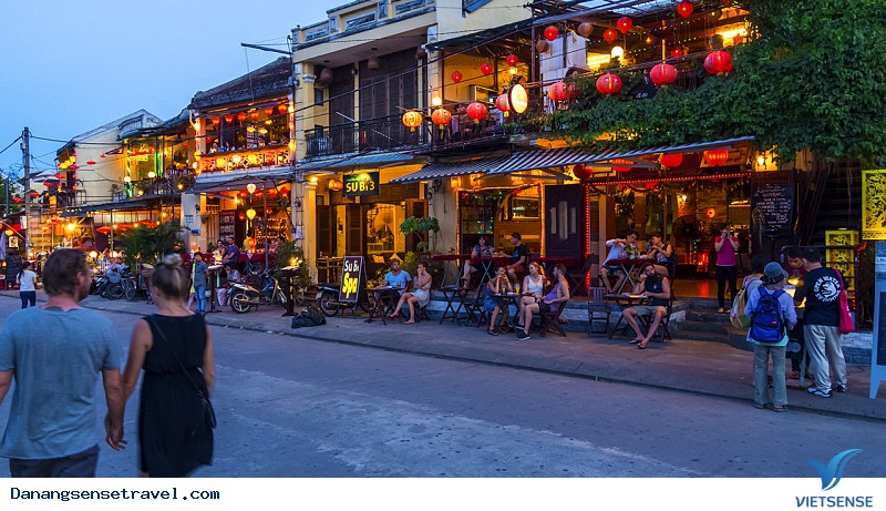 Thưởng thức đồ uống mát lạnh trên phố Thưởng thức đồ uống mát lạnh trên phố