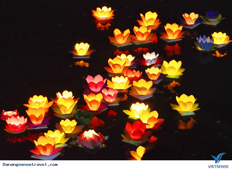 Thả đèn hoa đăng trong “đêm đèn lồng” vào mỗi đêm rằm Thả đèn hoa đăng trong “đêm đèn lồng” vào mỗi đêm rằm