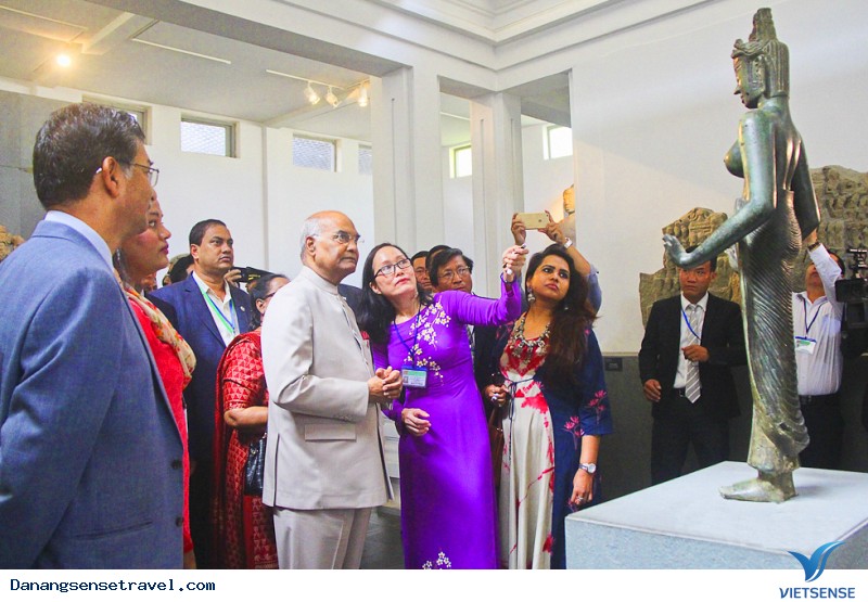 Tổng thống Ấn Độ thăm quan bảo tàng Chăm Đà Nẵng - Ảnh 2 Tổng thống Ấn Độ thăm quan bảo tàng Chăm Đà Nẵng - Ảnh 2