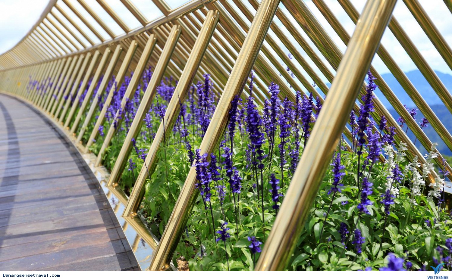 30 phút dừng chân tại Cầu Bàn Tay, dư sức ngắm hết toàn cảnh ở Bà Nà Hills, 2018 - Ảnh 2 30 phút dừng chân tại Cầu Bàn Tay, dư sức ngắm hết toàn cảnh ở Bà Nà Hills, 2018 - Ảnh 2