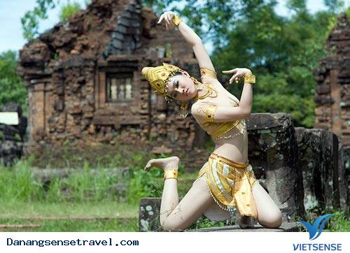 Biểu diễn nghệ thuật Chăm ngay chân tháp Mỹ Sơn - Ảnh 1 Biểu diễn nghệ thuật Chăm ngay chân tháp Mỹ Sơn - Ảnh 1