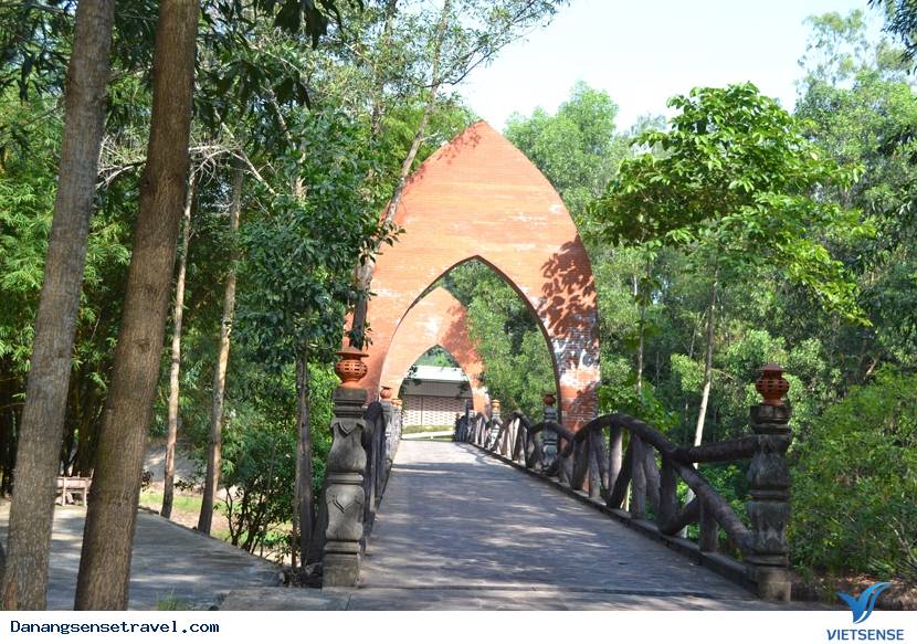 Biểu diễn nghệ thuật Chăm ngay chân tháp Mỹ Sơn - Ảnh 3 Biểu diễn nghệ thuật Chăm ngay chân tháp Mỹ Sơn - Ảnh 3