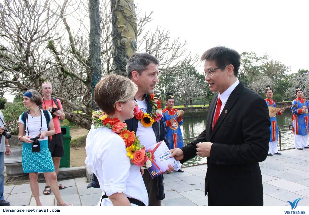 Cố đô Huế vừa đón khách thăm quan thứ 2.5 triệu - Ảnh 2 Cố đô Huế vừa đón khách thăm quan thứ 2.5 triệu - Ảnh 2