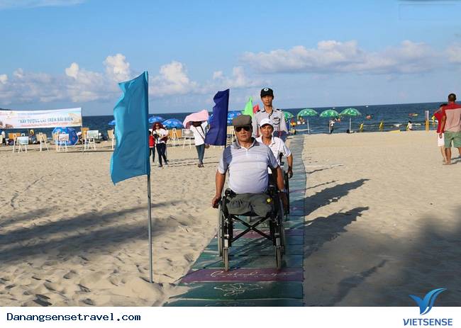 Đà Nẵng đã có đường ra biển dành riêng cho người khuyết tật - Ảnh 1 Đà Nẵng đã có đường ra biển dành riêng cho người khuyết tật - Ảnh 1