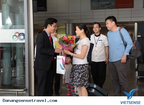 Đà Nẵng đón khách thăm quan đầu tiên của năm 2016 - Ảnh 1