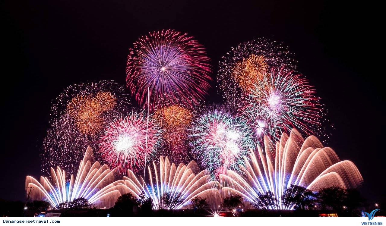 Đà Nẵng- tàu hành trình chở khách xem pháo hoa trên sông Hàn - Ảnh 1 Đà Nẵng- tàu hành trình chở khách xem pháo hoa trên sông Hàn - Ảnh 1