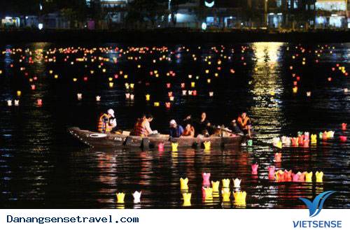 Đà Nẵng Thả Hoa Đăng Trên Sông Hàn - Ảnh 1