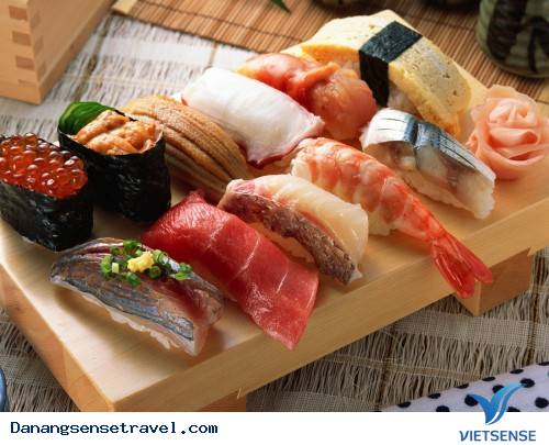 Sushi là món ăn Nhật Bản nổi tiếng trên toàn thế giới và bạn có thể tìm thấy nó ở bất cứ đâu khi đến Đà Nẵng. Không chỉ có vị ngon tuyệt hảo mà sushi còn rất hấp dẫn về mặt thị giác, với những mẫu sushi sáng tạo và độc đáo.