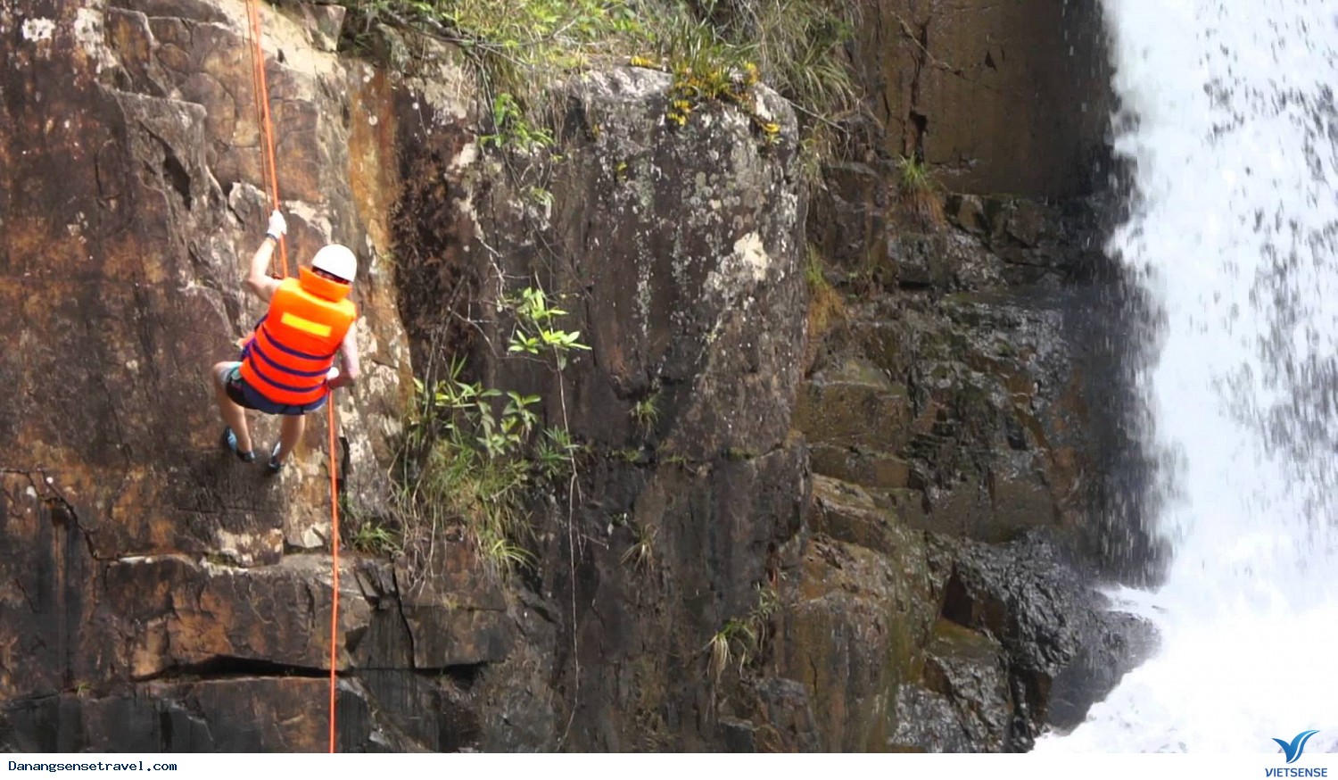 hành trình mạo hiểm leo núi Ngũ Hành Sơn - Ảnh 1 hành trình mạo hiểm leo núi Ngũ Hành Sơn - Ảnh 1