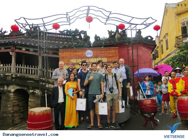 Hội An đón đoàn khách thăm quan đầu tiên xông đất năm mới - Ảnh 2 Hội An đón đoàn khách thăm quan đầu tiên xông đất năm mới - Ảnh 2