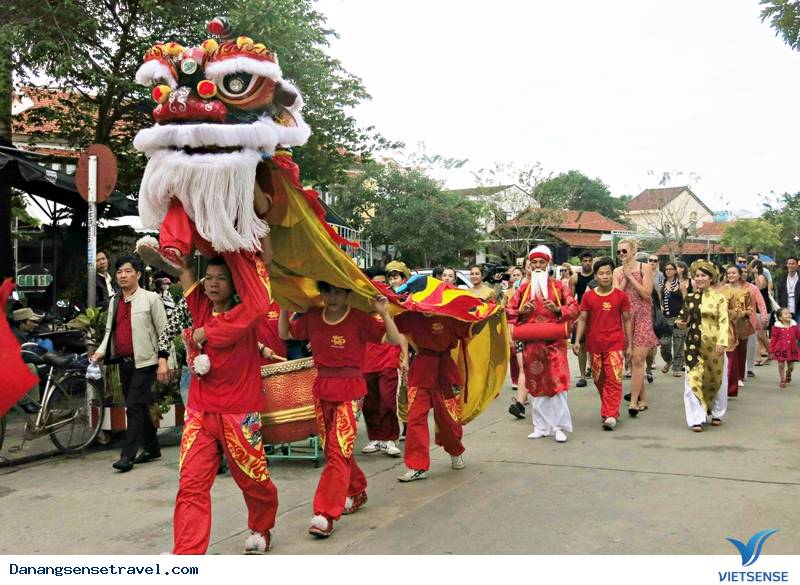 Hội An đón đoàn khách thăm quan đầu tiên xông đất năm mới - Ảnh 3 Hội An đón đoàn khách thăm quan đầu tiên xông đất năm mới - Ảnh 3