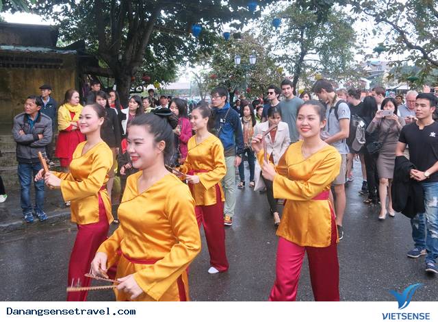 Hội An đón đoàn khách thăm quan đầu tiên xông đất năm mới - Ảnh 1 Hội An đón đoàn khách thăm quan đầu tiên xông đất năm mới - Ảnh 1