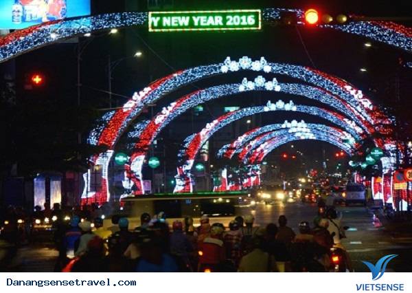 khách thăm quan Đà Nẵng tăng dịp Tết Nguyên đán Bính Thân 2016 - Ảnh 2