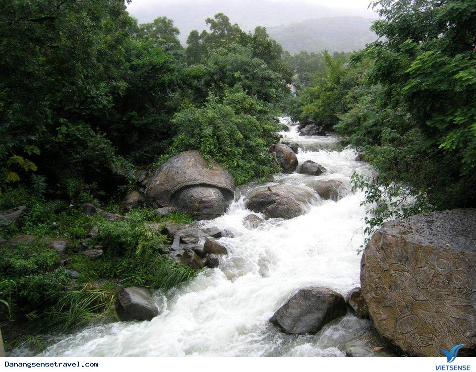 Khám phá vẻ đẹp của suối Đá Ngầm Đà Nẵng - Ảnh 2 Khám phá vẻ đẹp của suối Đá Ngầm Đà Nẵng - Ảnh 2