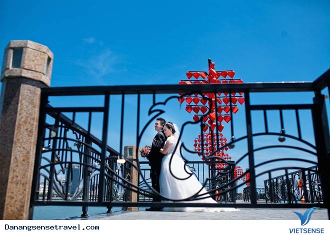 chụp ảnh cưới trên cầu tình yêu