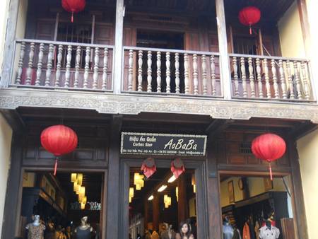 Mắt cửa ở phố cổ Hội An - Ảnh 3 Mắt cửa ở phố cổ Hội An - Ảnh 3