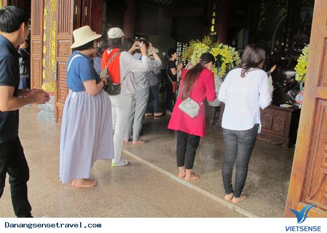 Nhà chùa cho khách thăm quan mượn váy quây chỉ có tại Đà Nẵng - Ảnh 3