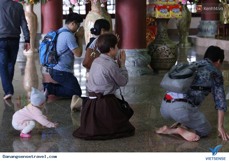 Nhà chùa cho khách thăm quan mượn váy quây chỉ có tại Đà Nẵng - Ảnh 2