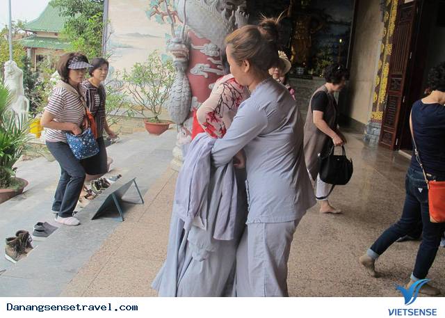 Nhà chùa cho khách thăm quan mượn váy quây chỉ có tại Đà Nẵng - Ảnh 1