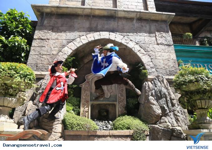 Những màn đấu kiếm của chàng lính ngự lâm tại Bà Nà Hills - Ảnh 1