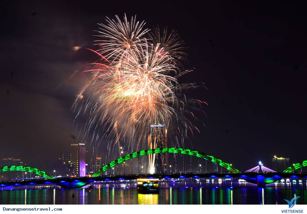 Những màn pháo hoa rực rỡ chào đón năm mới Tại Đà Nẵng - Ảnh 2