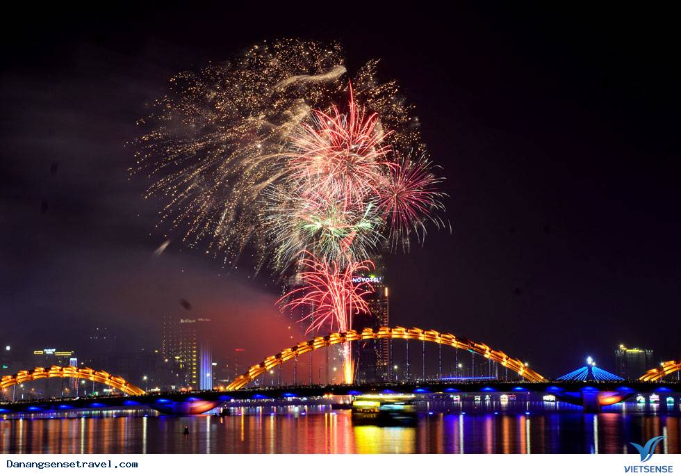 Những màn pháo hoa rực rỡ chào đón năm mới Tại Đà Nẵng - Ảnh 1