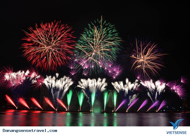 Những màn pháo hoa rực rỡ mừng Tết dương lịch tại Đà Nẵng - Ảnh 3 Những màn pháo hoa rực rỡ mừng Tết dương lịch tại Đà Nẵng - Ảnh 3