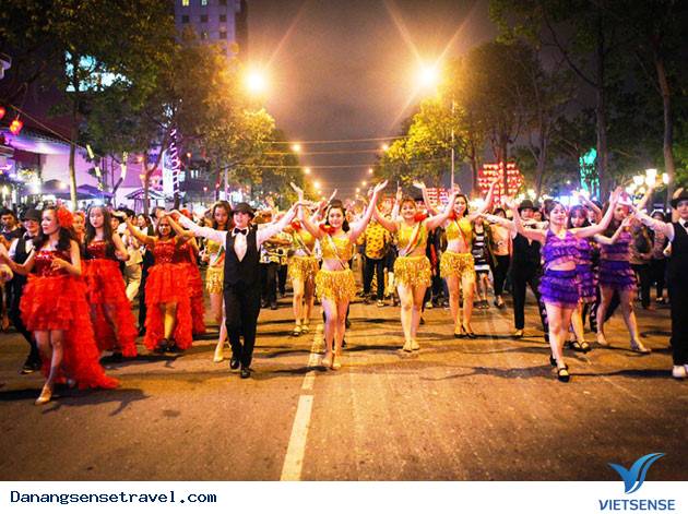 Sôi động cùng vũ hội đường phố tại Đà Nẵng - Ảnh 1