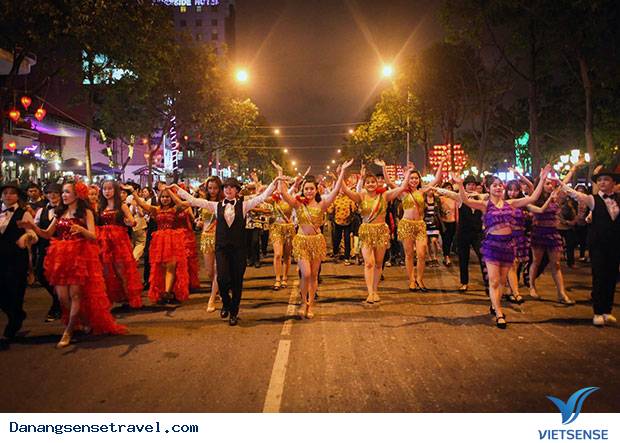 Sôi động Vũ hội đường phố hai bờ sông Hàn Đà Nẵng - Ảnh 1 Sôi động Vũ hội đường phố hai bờ sông Hàn Đà Nẵng - Ảnh 1