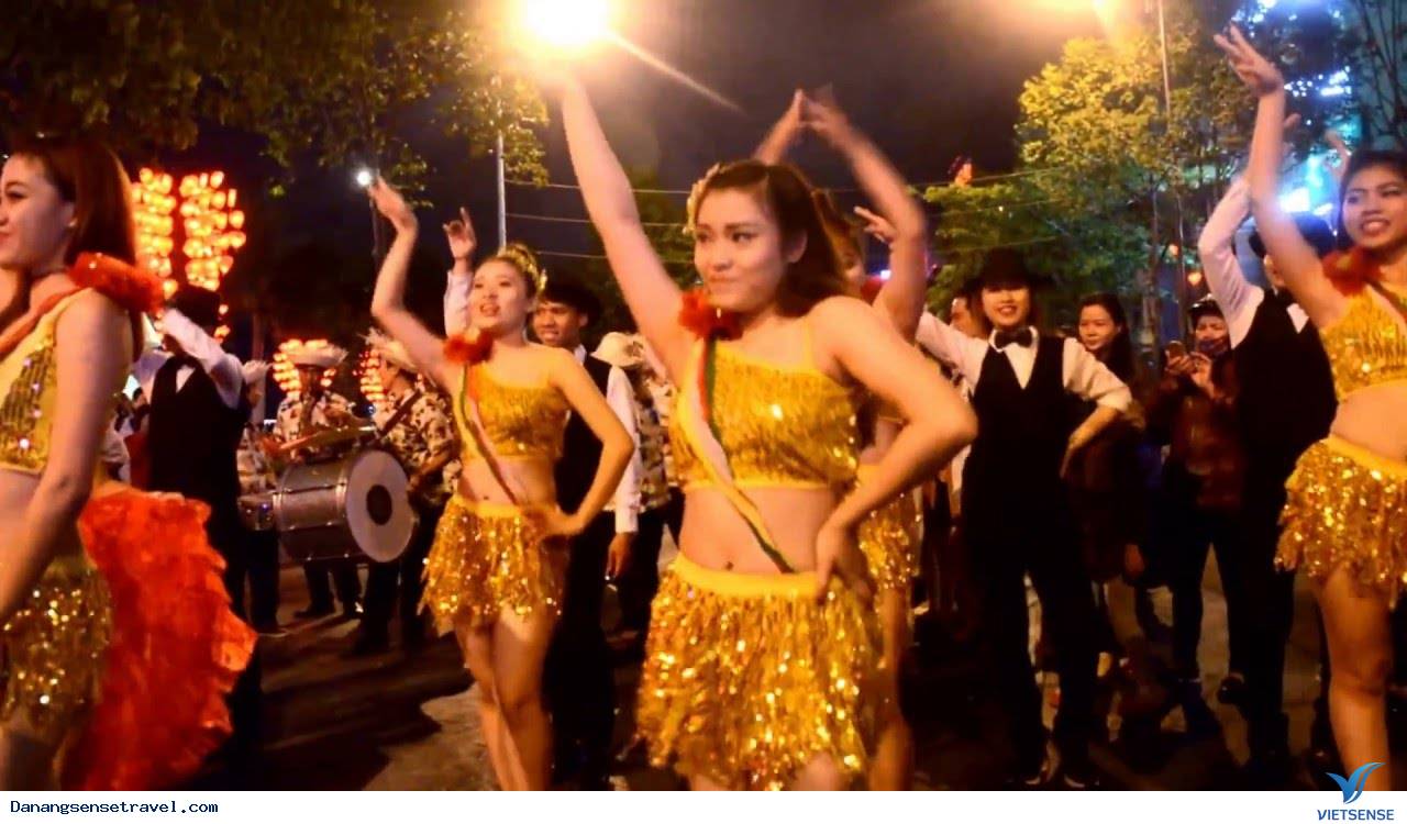 Sôi động Vũ hội đường phố hai bờ sông Hàn Đà Nẵng - Ảnh 2 Sôi động Vũ hội đường phố hai bờ sông Hàn Đà Nẵng - Ảnh 2