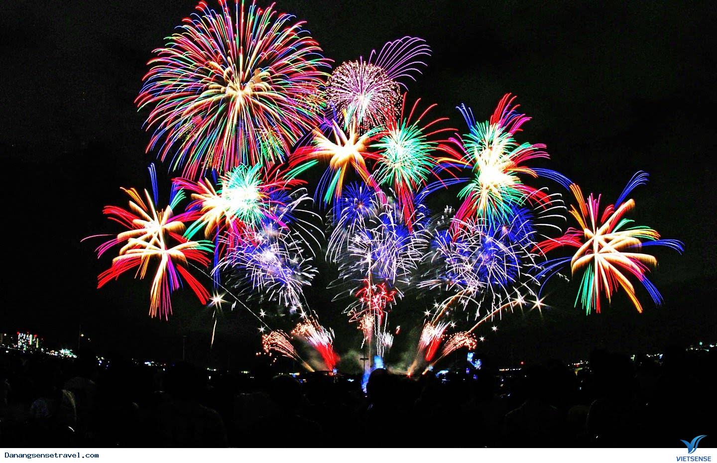 Sự bất ngờ và thú vị lễ hội pháo hoa Đà Nẵng - Ảnh 2 Sự bất ngờ và thú vị lễ hội pháo hoa Đà Nẵng - Ảnh 2