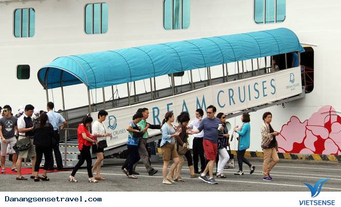 Tàu trải nghiệm Genting Dream đưa khách thăm quan tới Đà Nẵng - Ảnh 3 Tàu trải nghiệm Genting Dream đưa khách thăm quan tới Đà Nẵng - Ảnh 3