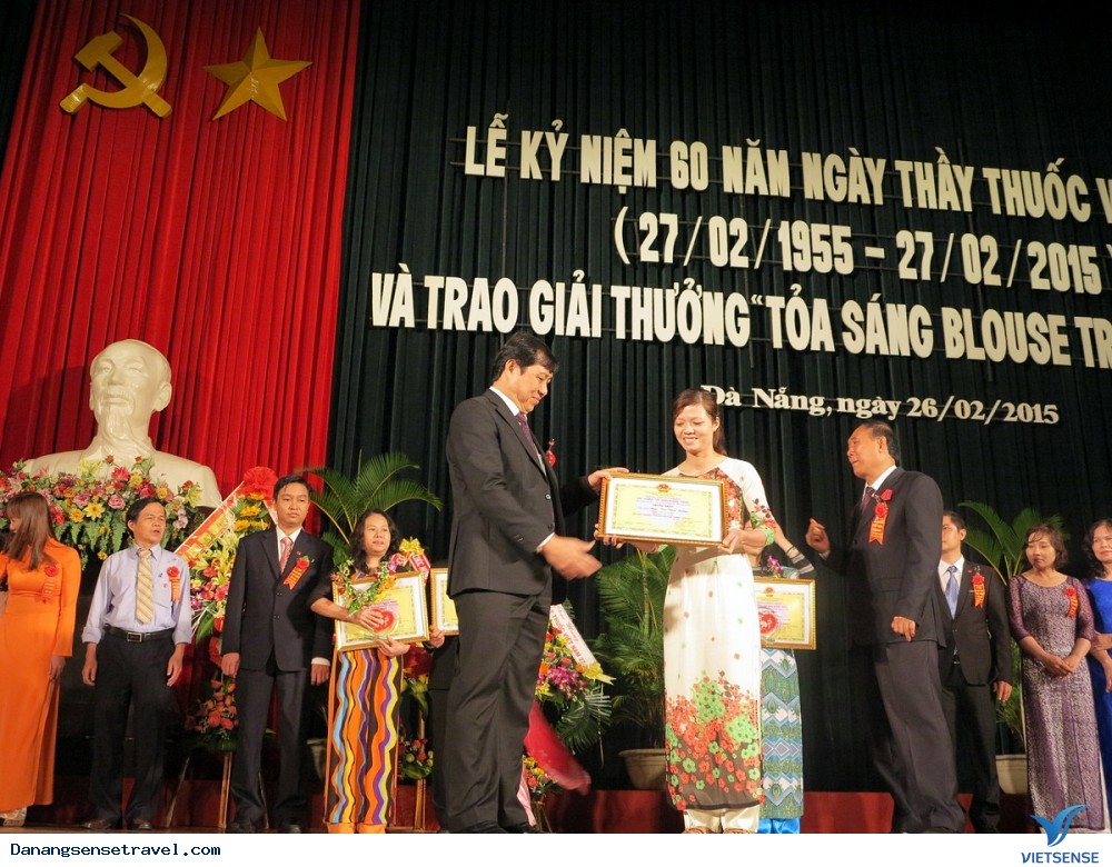 Thành Phố Đà Nẵng Trao Tặng Giải Thưởng "Tỏa Sáng Blouse Trắng" - Ảnh 1 Thành Phố Đà Nẵng Trao Tặng Giải Thưởng "Tỏa Sáng Blouse Trắng" - Ảnh 1